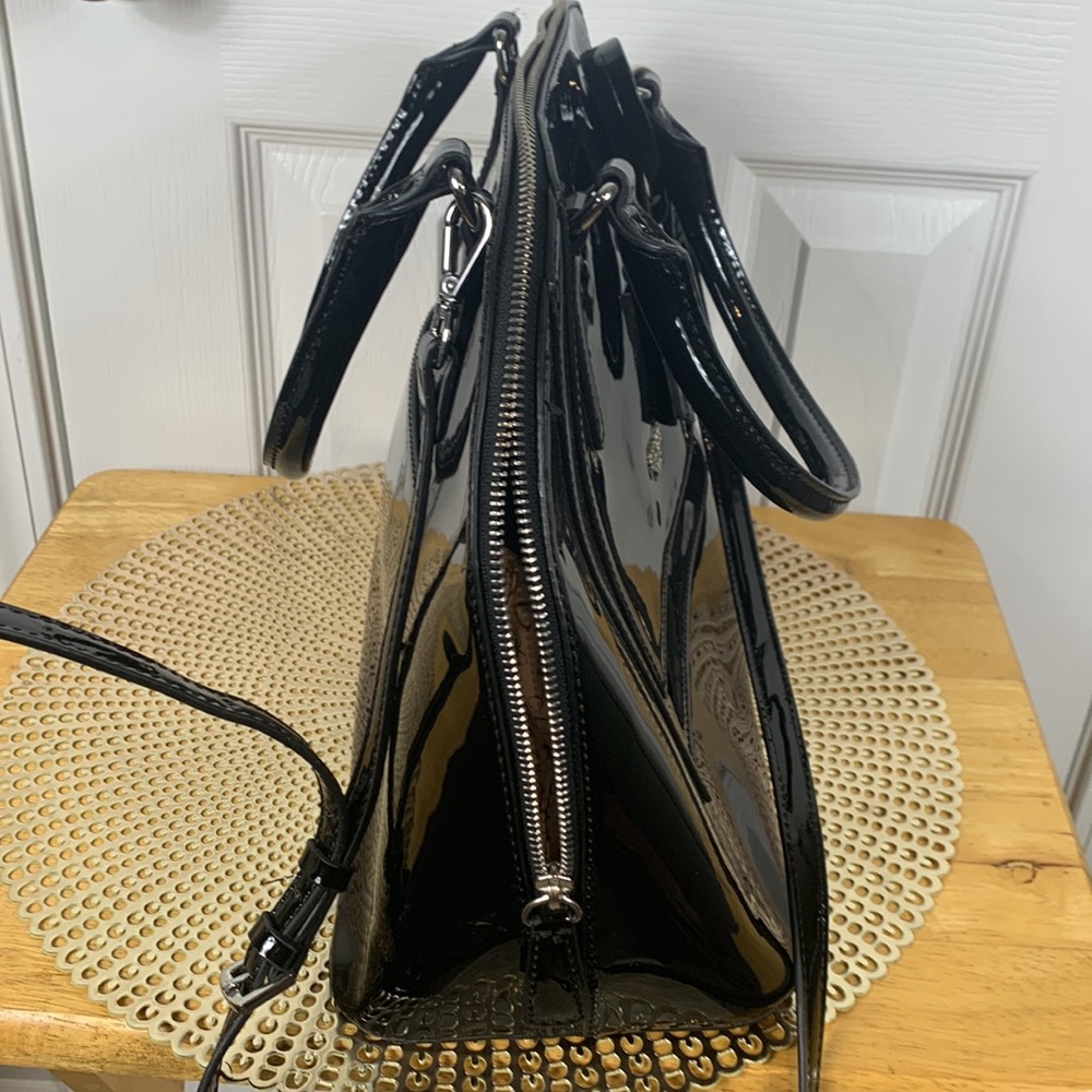 Guess 100 PU black purse zipper for closure.Short and long straps 4 areas inside - Picture 5 of 8